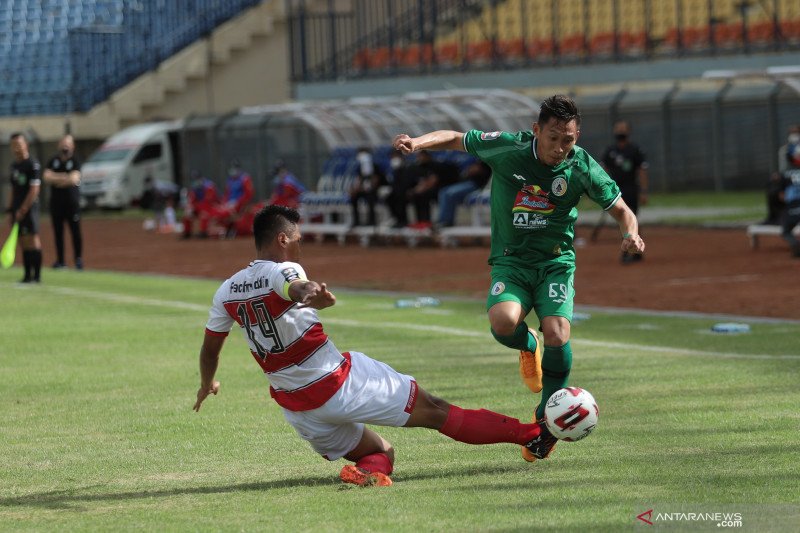 Pemain belakang Madura United Fachruddin menjegal pemain PSS Sleman Derry Rachman dalam laga Grup C Piala Menpora 2021 di Stadion Si Jalak Harupat, Kabupaten Bandung, Jawa Barat, Selasa (23/3/2021). (ANTARA/HO-Official PSS Sleman)