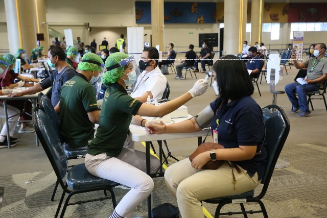 Ilustrasi vaksinasi covid-19 bagi petugas bandara yang dikelola Angkasa Pura I - - Foto: dok AP 1