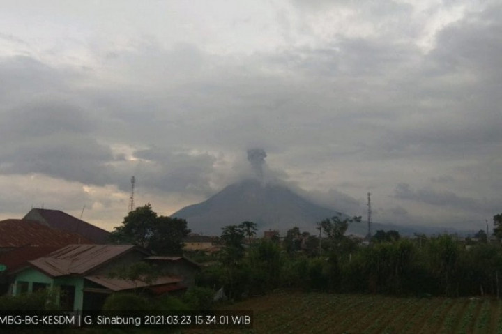 Sinabung Erupsi, Semburan Vulkanis Mencapai 700 Meter