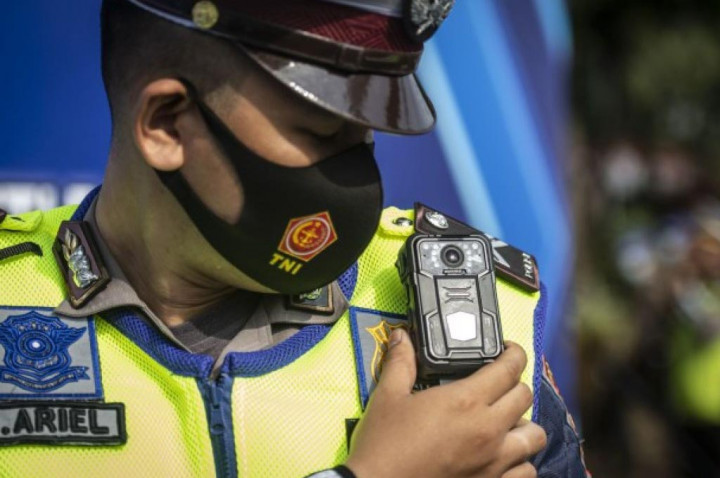 Kini Di Baju & Helm Polisi Ada Kamera Tilang Elektronik