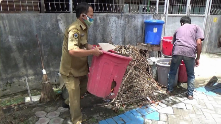Kisah Kades Angkut Sampah Tiap Pagi dan Tak Punya Rumah