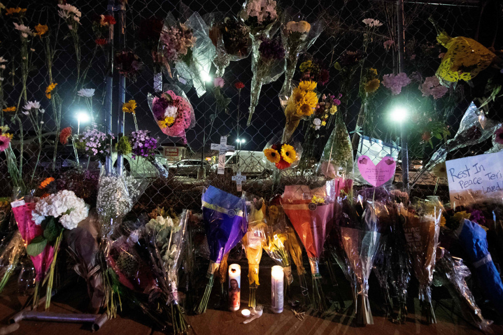 Potret Karangan Bunga untuk Korban Penembakan Massal di Colorado