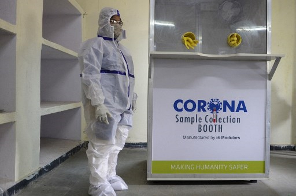 Seorang tenaga kesehatan bersiap melakukan swab test terhadap warga di Hyderabad, India pada 24 September 2020. (NOAH SEELAM / AFP)