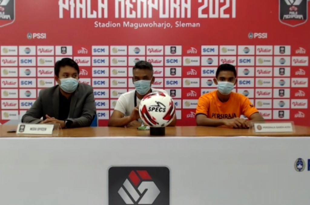 Pelatih Persiraja, Hendri Susilo (tengah). (Foto: Medcom.id/Ahmad Mustaqim)