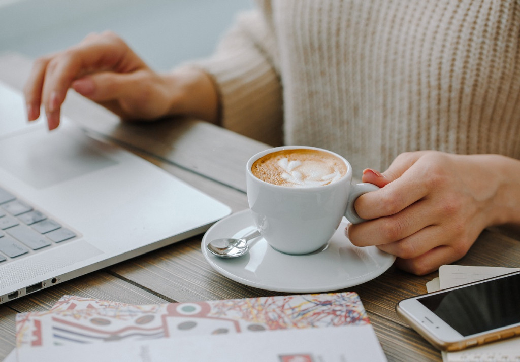 Ilustrasi minum kopi saat perut kosong (Foto: Freepik)