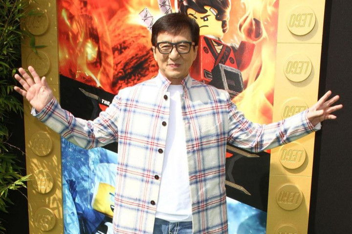 Beredar Video Jackie Chan Terlihat Sulit Berjalan, Netizen Sedih