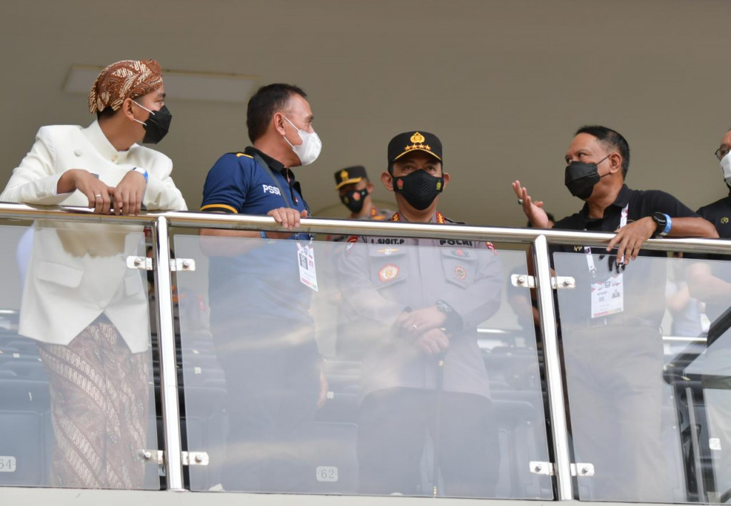 Menpora Zainudin Amali (kanan) dan Kapolri Listyo Sigit Prabowo meninjau Piala Menpora 2021, Kamis (25/3) (Dok. Kemenpora)