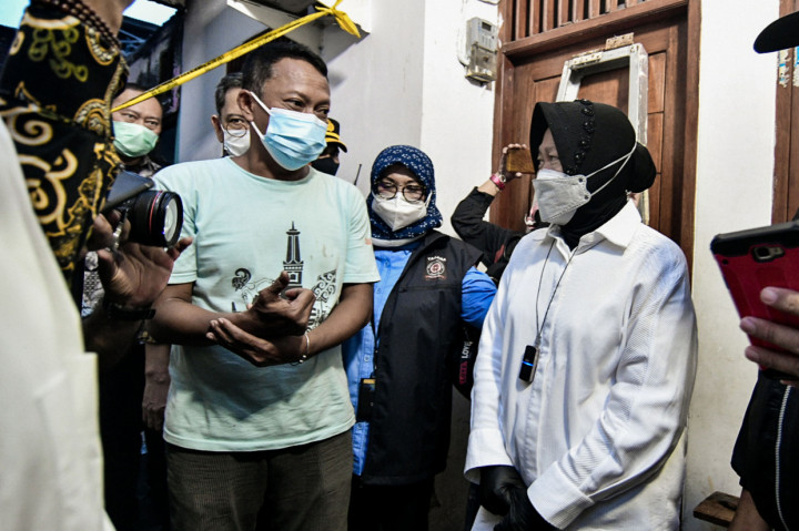 Foto: Mensos Risma Tinjau Lokasi Kebakaran di Permukiman Padat Matraman