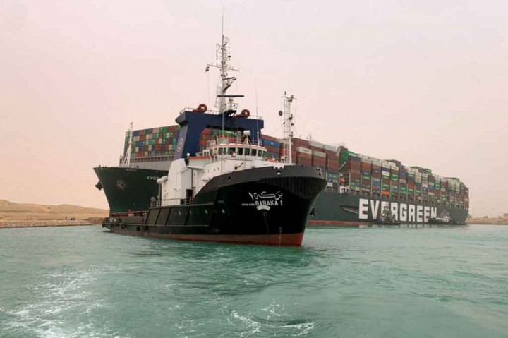 Otoritas Suez Hentikan Navigasi di Terusan Akibat Kesulitan Evakuasi Kapal