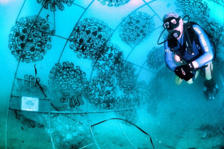 Korona 'Tenggelam' di Selat Bali