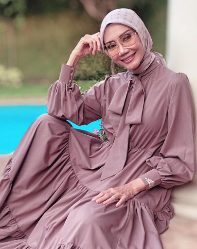 Maxi dress bisa dipadukan dengan high heels sehingga memberikan kesan sangat elegan. (Foto: Dok. Instagram/@okkyasokawati)