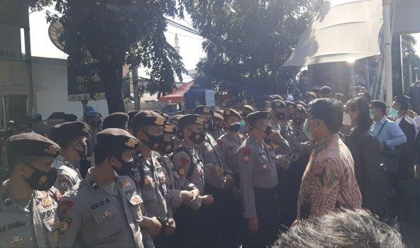 Kuasa Hukum Rizieq Adu Mulut dengan Pengamanan PN Jaktim