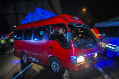 Mobil yang membawa pemudik berputar ketika memasuki Tol Jakarta-Cikampek yang sudah ditutup di Bekasi, Jawa Barat, Jumat, 24 April 2020. Foto: Antara/Fakhri Hermansyah