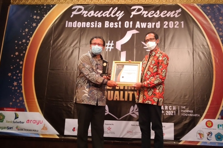 Foto-foto Penyerahan Penghargaan Perusahaan dengan Pelayanan Terbaik kepada Pangansari