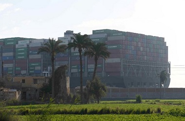 Kapal Kargo Raksasa Masih Halangi Terusan Suez di Hari Kelima