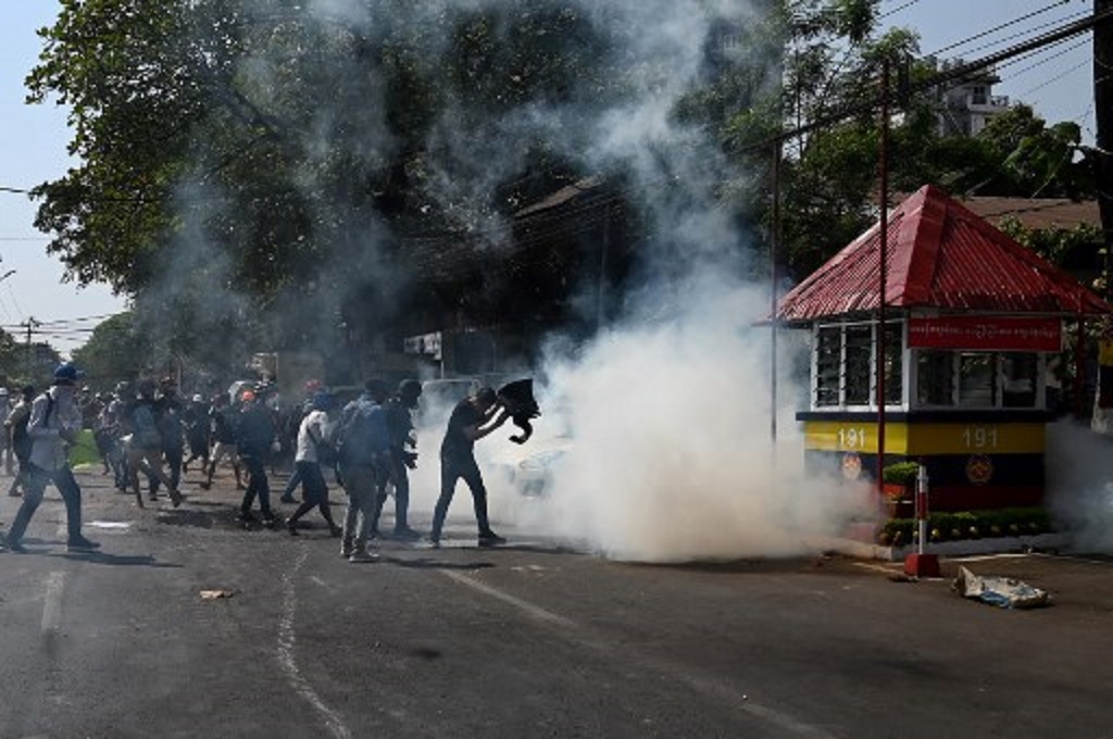 Gas air mata digunakan dalam bentrokan antara pedemo dan pasukan keamanan Myanmar di kota Yangon. (AFP)