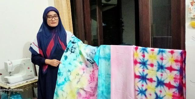 Kisah Agusta bangkit dari pandemi dengan karya tie dye. (Foto: Istimewa)