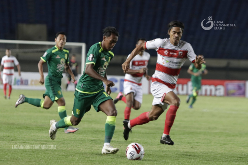 Suasana laga Persebaya vs Madura United.  (Foto: ligaindonesiabaru.com)