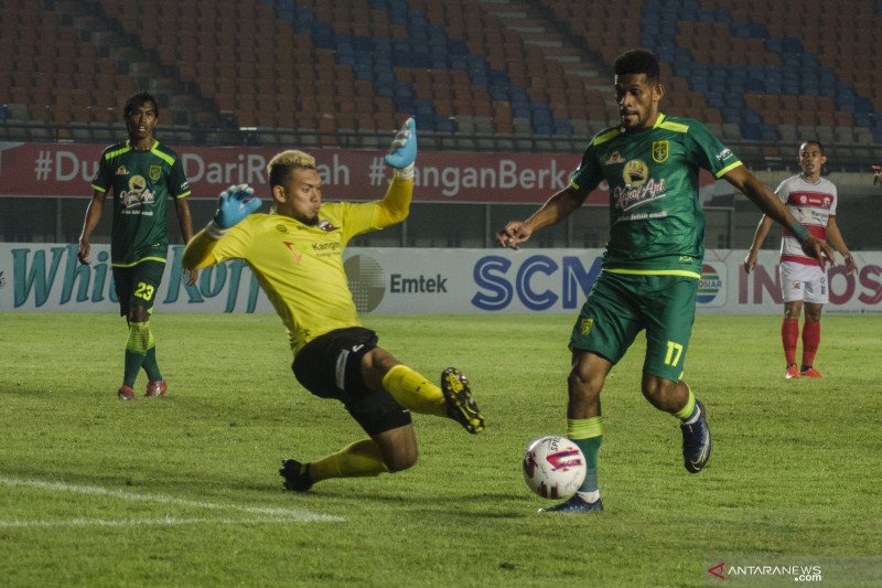 Pesepak bola Persebaya Surabaya Ricky R Kambuaya (17) berusaha membobol gawang Madura United yang dijaga M. Ridwan (kedua kiri).