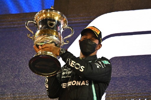 F1GP Bahrain: Hamilton Finis Terdepan setelah Menang Duel dengan Verstappen