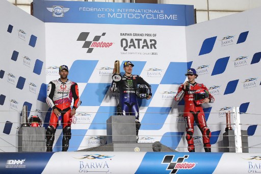 Seremoni penyerahan trofi MotoGP Qatar. (KARIM JAAFAR / AFP)