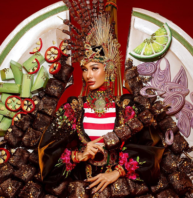 Memukau! Aurra Kharisma Pakai Kostum Satai Madura di Miss Grand Internasional 2020