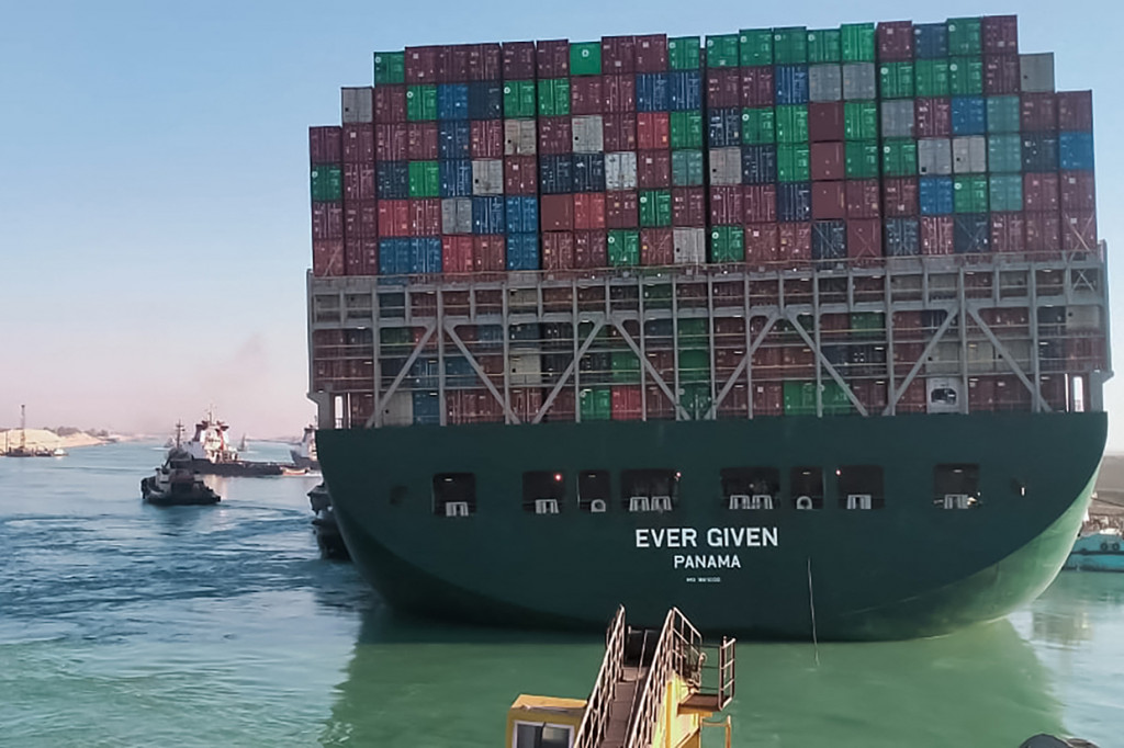 Kapal Raksasa Ever Given di Terusan Suez Akhirnya Berhasil Mengapung Sebagian