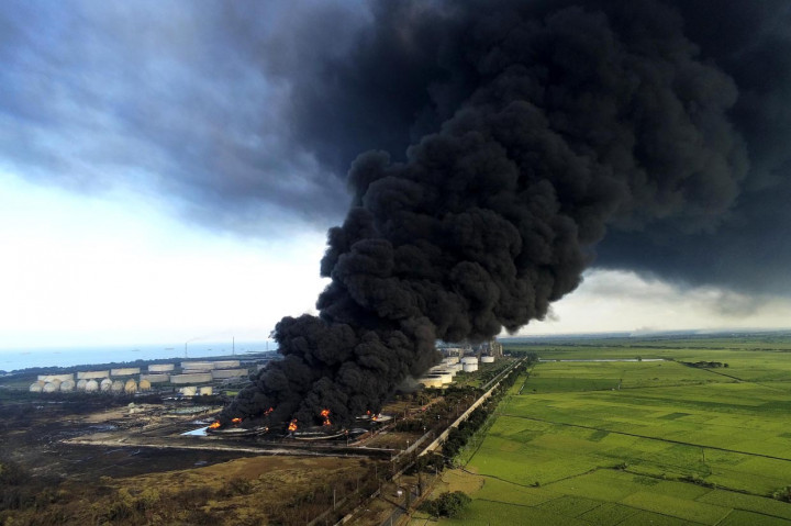 Asap Hitam Masih Terlihat di Kilang Minyak Pertamina Balongan