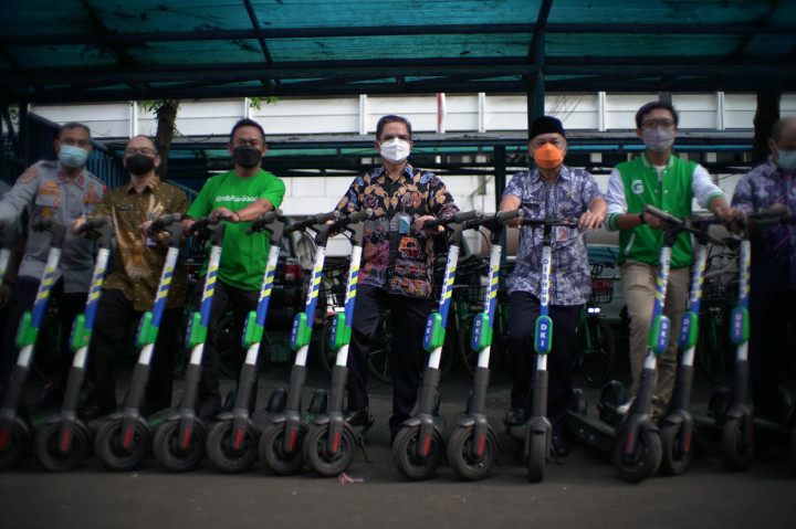 Solusi Transportasi Eco-Friendly, Grab Serahkan GrabWheels dan Sepeda Listrik ke Dishub DKI Jakarta