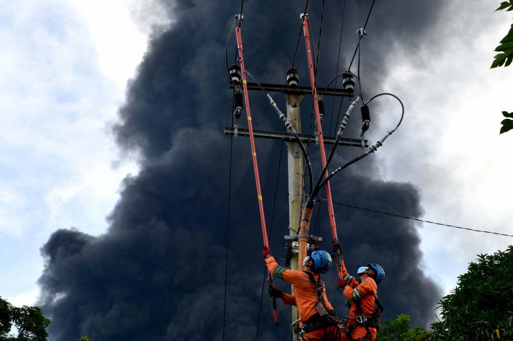 10 Gardu PLN Terdampak Kebakaran Kilang Minyak Balongan