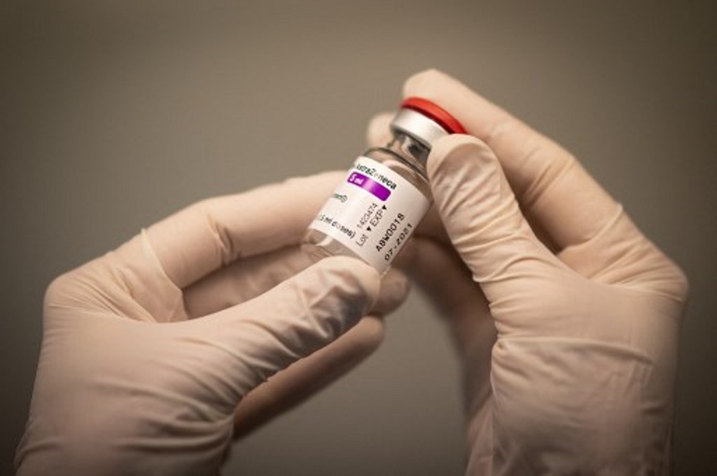 Seorang tenaga kesehatan memegang vaksin AstraZeneca di Nantes, Prancis pada 25 Maret 2021. (LOIC VENANCE / AFP)