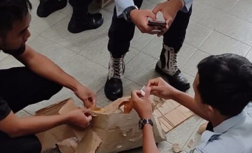 Petugas lapas mengamankan sabu yang diselundupkan dengan cara diselipkan di kulit kardus (Foto: Clicks.id)