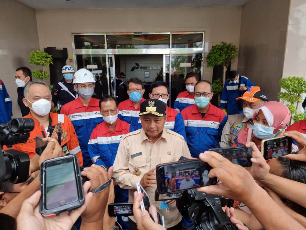 Wakil Gubernur Jawa Barat Uu Ruzhanul Ulum meninjau lokasi terjadinya insiden kebakaran Tanki T-301 di Area Kilang Balongan, Indramayu. Foto: dok. Pertamina