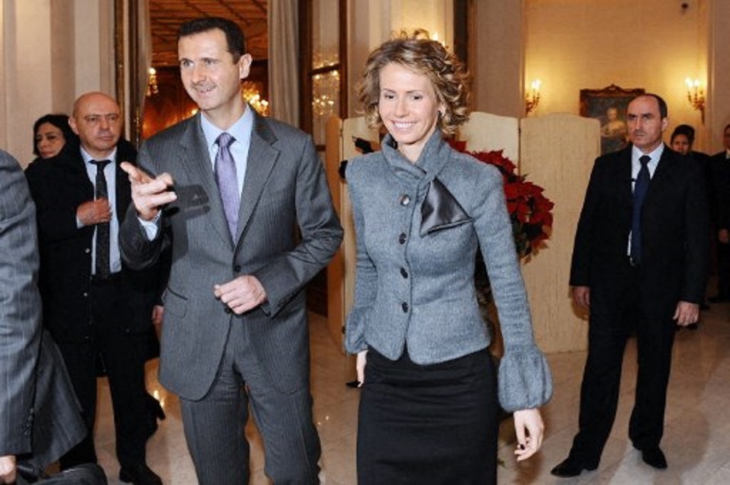 Presiden Suriah Bashar al-Assad (kiri) bersama istrinya, Asma, saat berada di Paris, Prancis pada 11 Desember 2010. (Miguel MEDINA / AFP)