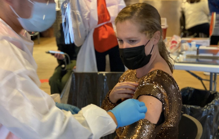 Amy Schumer Pakai Gaun Pesta saat Disuntik Vaksin Covid-19