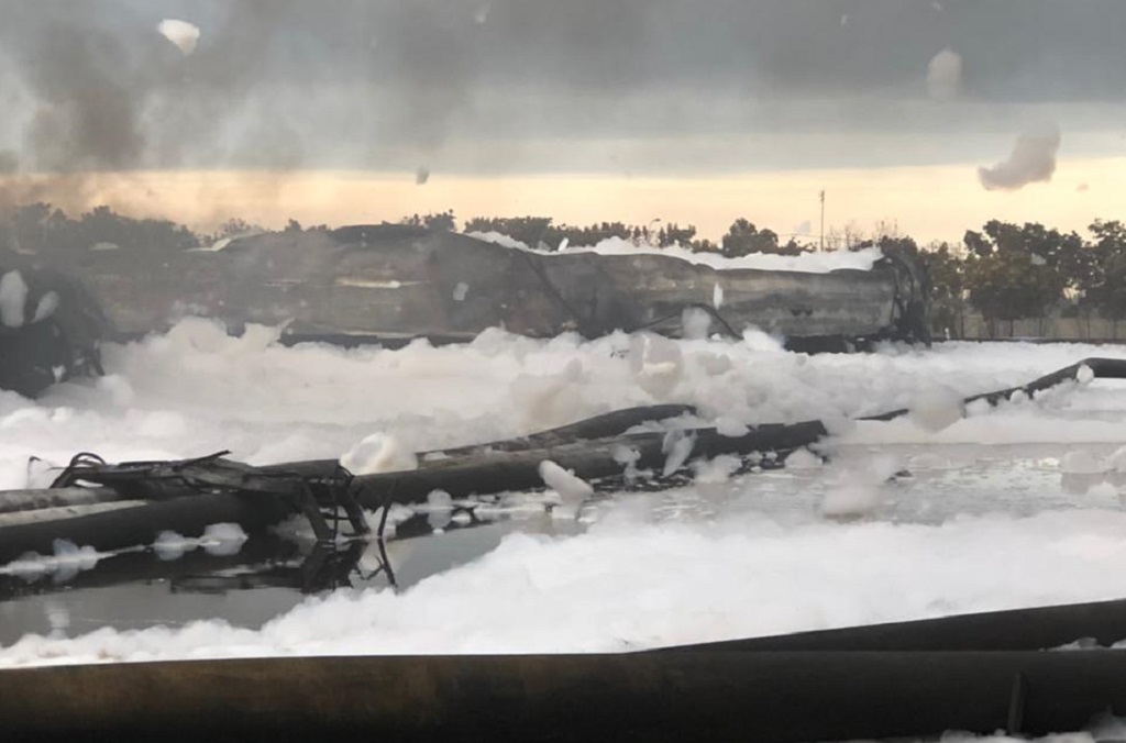 Dua tangki di Kilang Balongan sudah dipadamkan. Foto: dok Pertamina.