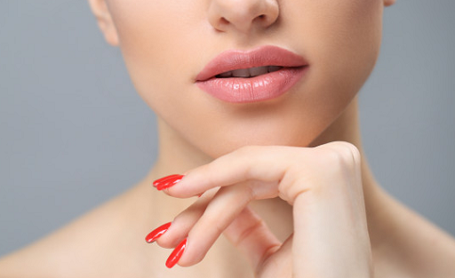 Ketidakcocokan kulit bibir dengan kosmetik yang digunakan juga kerap menjadi penyebab bibir berwarna gelap. (Foto: Ilustrasi. Dok. Freepik.com)
