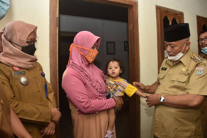  Bupati Malang, M Sanusi, saat berkunjung ke penderita stunting di Gondanglegi Kulon, Kabupaten Malang, Jawa Timur/Humas Pemkab Malang.