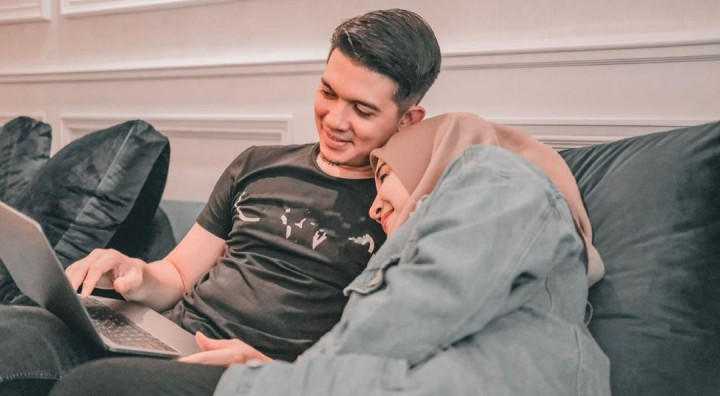 Zaskia Sungkar Melahirkan, Irwansyah Kumandangkan Azan Penuh Haru