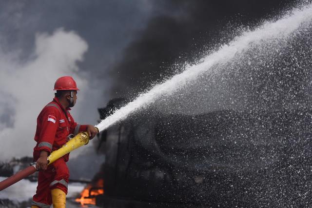 Ilustrasi pemadaman titik api di tangki Kilang Balongan - - Foto: dok Pertamina