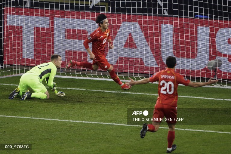 Gelandang Makedonia Utara, Eljif Elmas (tengah), mencetak gol ke gawang Jerman (AFP/Thilo Schmuelgen)