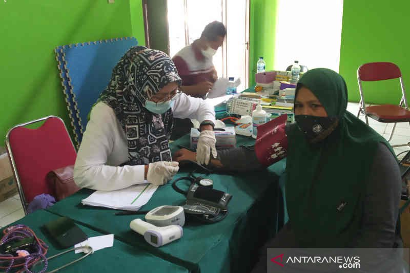 Petugas saat memeriksa pengungsi korban kebakaran tangki Kilang Pertamina Balongan. (ANTARA/Khaerul Izan)