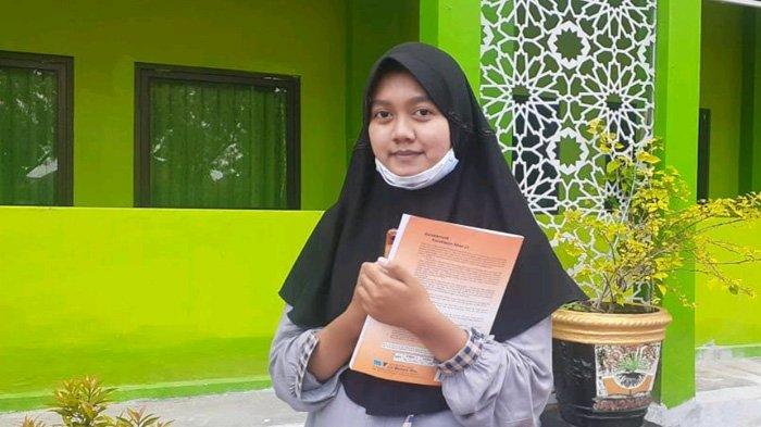 Ainiyah Hasna Fadhilah, mahasiswi termuda FKM UNAIR berusia 15 tahun. Dok Humas UNAIR