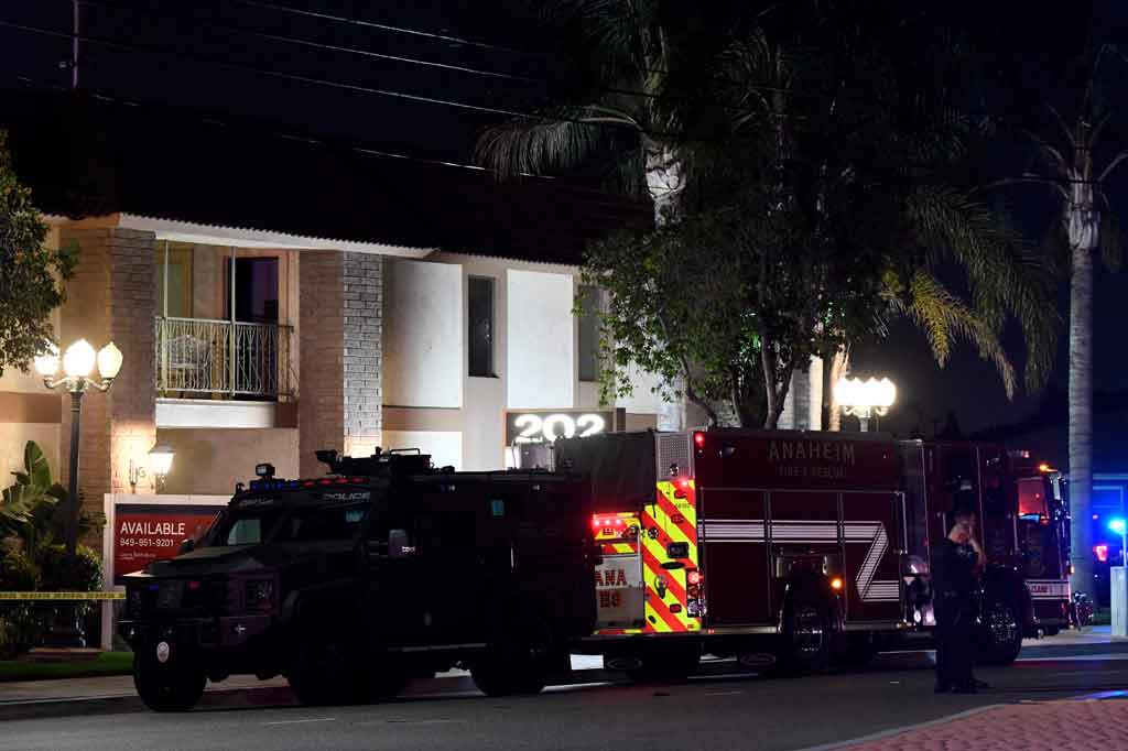Tim keamanan berada di lokasi penembakan di California, Amerika Serikat. Foto: AFP