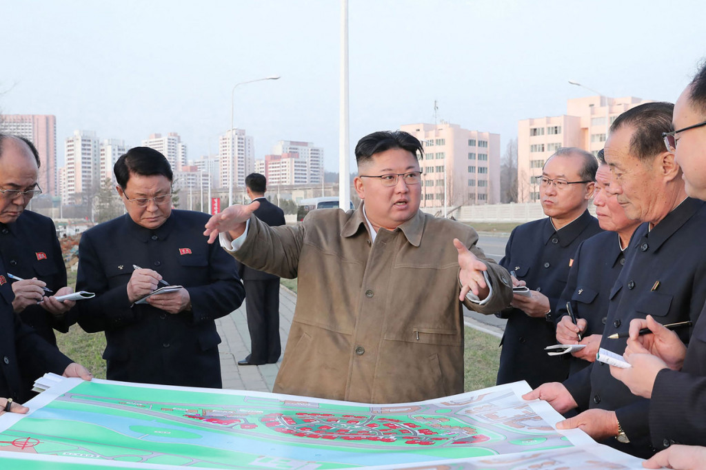 Potret Kim Jong-un Tinjau Proyek Apartemen di Tepi Sungai Pothong