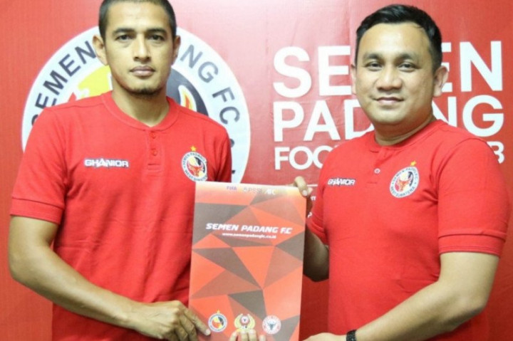 Resmi, Semen Padang Rekrut Hengki Ardiles sebagai Kepala Pelatih