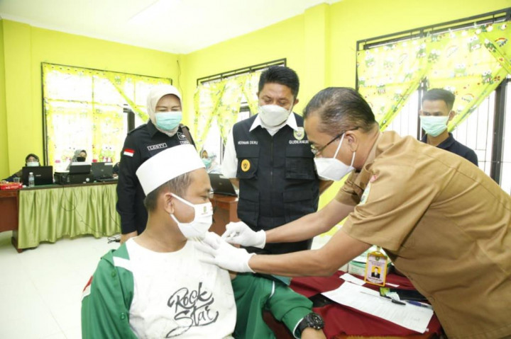 Herman Deru Inisiasi Vaksinasi Massal Bagi Pengurus Ponpes di Sumsel