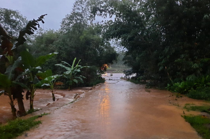 Foto: Wonogiri Dilanda Banjir dan Longsor, Jalan Desa Berubah Jadi Sungai