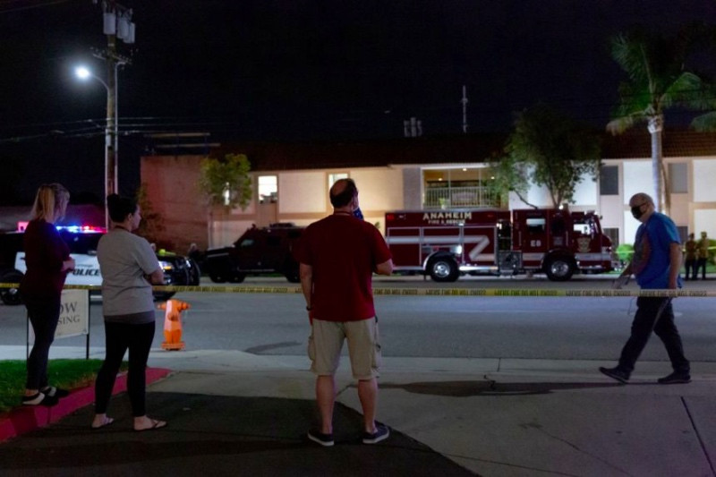 Warga di sekita lokasi penembakan di Orange County, California. Foto: The New York Times