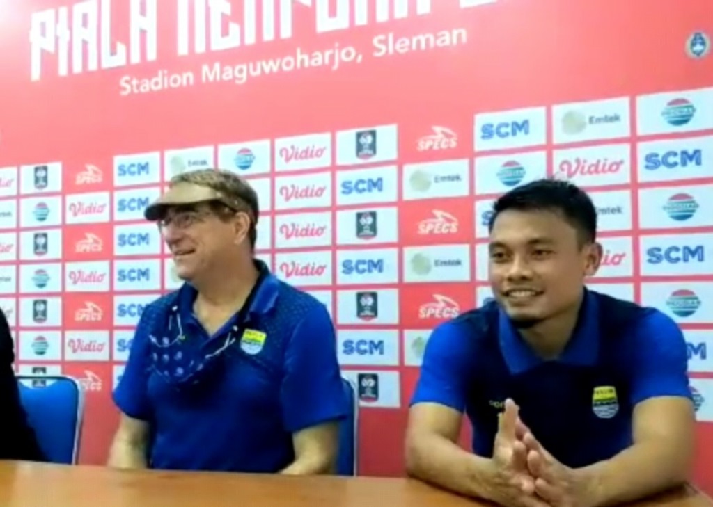 Pelatih Persib Bandung, Robert Rene Albert (kiri). (Foto: Medcom.id/Ahmad Mustaqim)